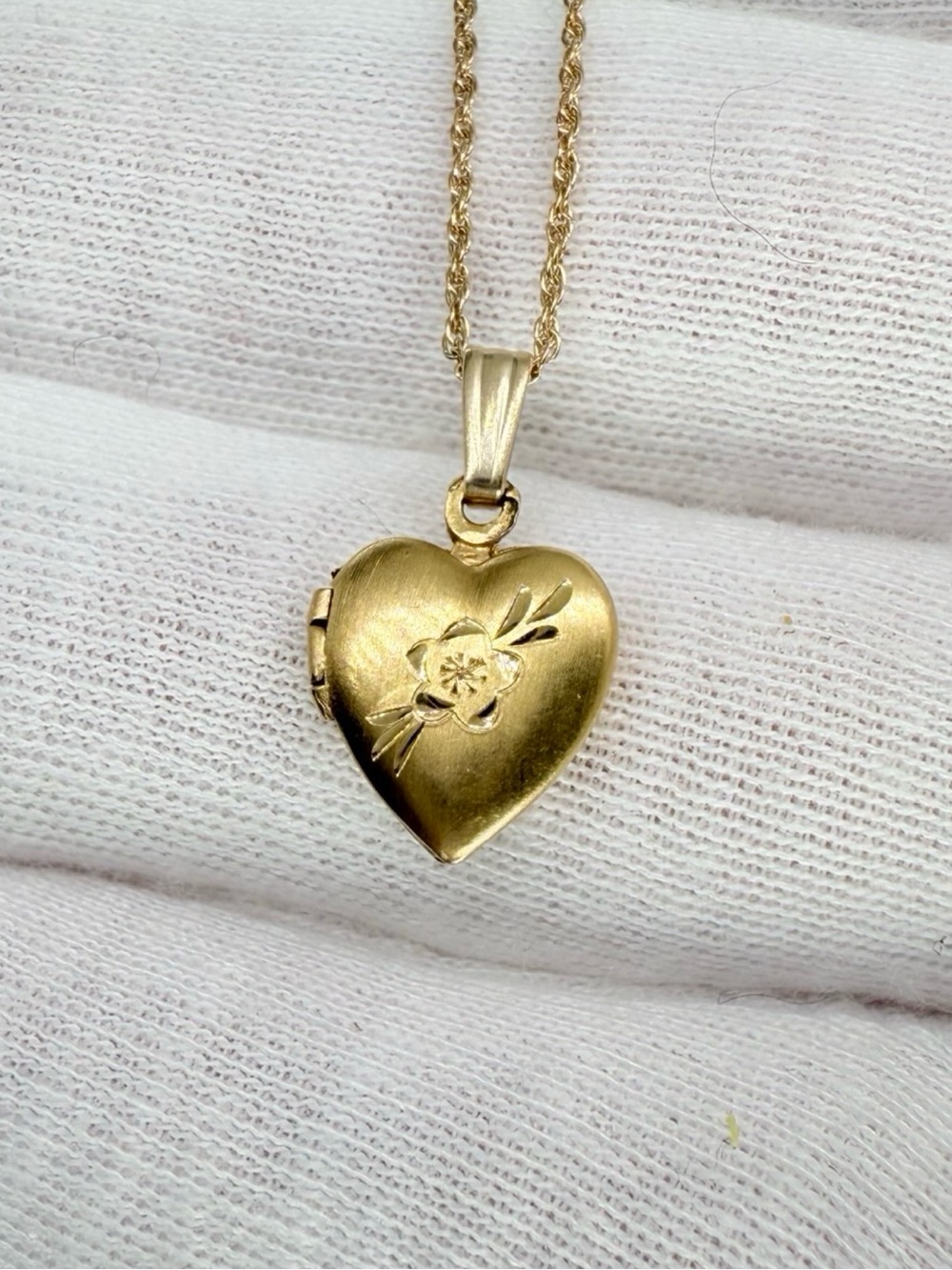Vintage 14k Solid Gold Heart Locket Necklace Engraved Flower - Picture 9 of 16
